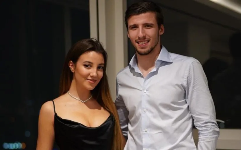 April Ivy Là Ai? Cuộc Đời Của Bạn Gái Cầu Thủ Ruben Dias